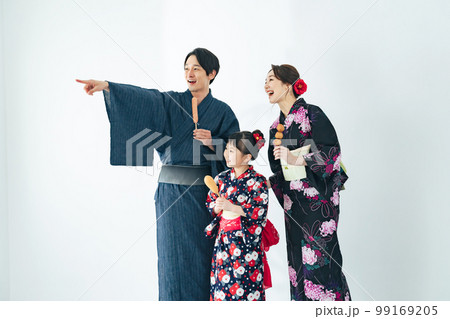 浴衣で屋台グルメを食べる親子 浴衣で屋台グルメを食べる親子 99169205