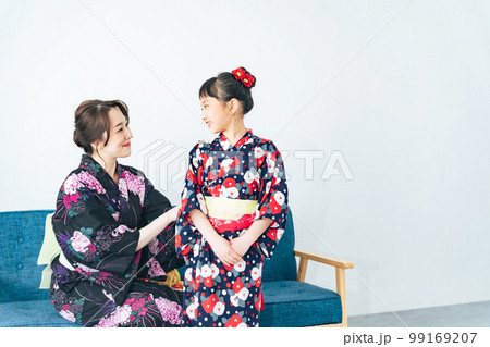 女の子に浴衣を着せる女性 女の子に浴衣を着せる女性 99169207