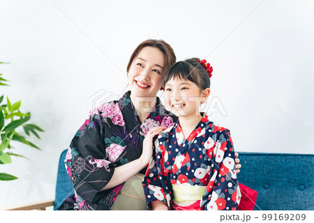 浴衣を着た女の子と女性 99169209