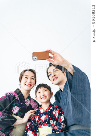 スマホで自撮りする浴衣の親子 スマホで自撮りする浴衣の親子 99169213