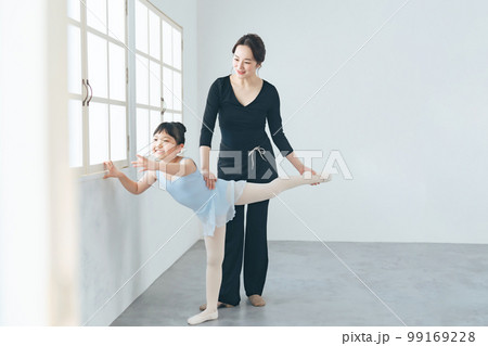 バレエレッスンを受ける女の子　バレエ教室 99169228
