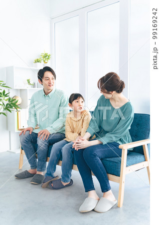 リビングデくつろぐ親子 リビングデくつろぐ親子 99169242