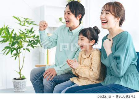 テレビを見て興奮する親子 テレビを見て興奮する親子 99169243