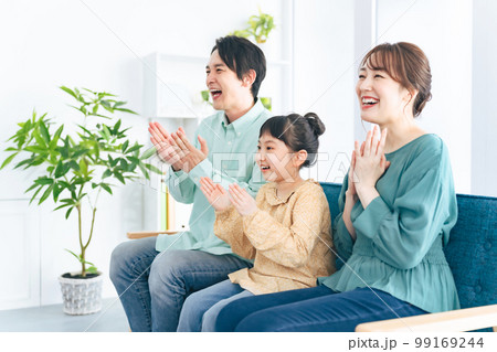 テレビを見て興奮する親子 テレビを見て興奮する親子 99169244