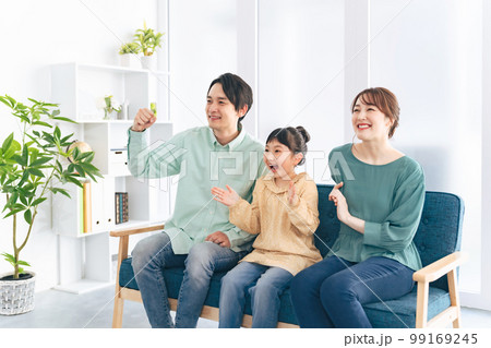 テレビを見て興奮する親子 99169245