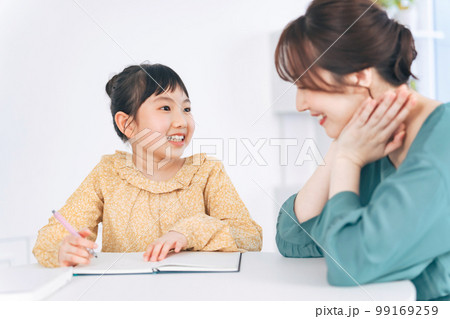 女の子に勉強を教える女性 女の子に勉強を教える女性 99169259