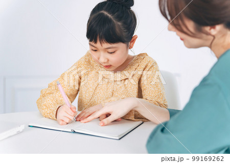 女の子に勉強を教える女性 99169262