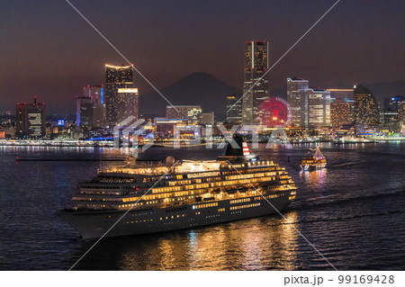 《神奈川県》横浜の夜景と出港する豪華客船・富士山も一望 99169428
