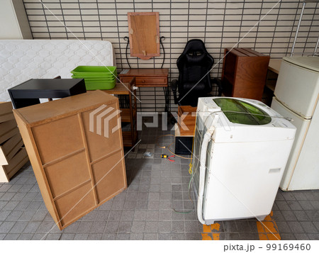 並べられた粗大ゴミ 99169460