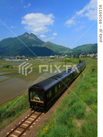 由布院盆地をゆくクルーズトレイン「ななつ星in九州」（縦構図） 99169556
