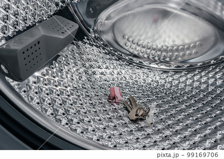 Metal objects found in washing machine, that damage washing machine if left in pockets. Hair clip, hair pink, key, coins, nail, screw, paper clip. 99169706