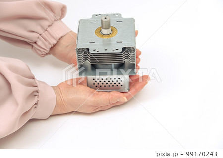 【マグネトロンを持つ女性】 【マグネトロンを持つ女性】 99170243