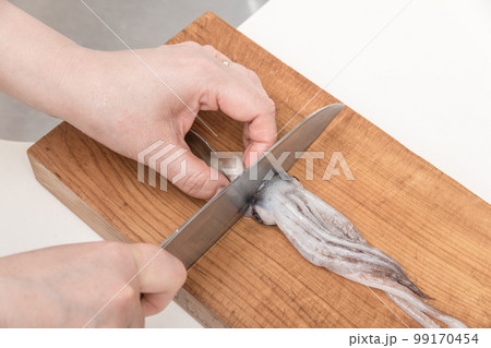 【ミドル主婦がスルメイカをさばく　目を外す準備】 99170454