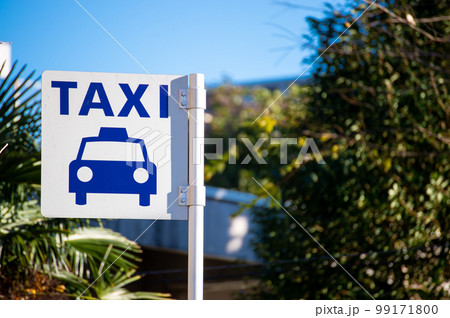 ポップなタクシー乗り場の案内看板 99171800