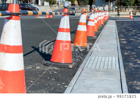 工事現場 カラーコーン パイロン 工事現場 カラーコーン パイロン 99171825