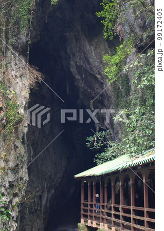山口県美祢市の秋芳洞 入口 99172405