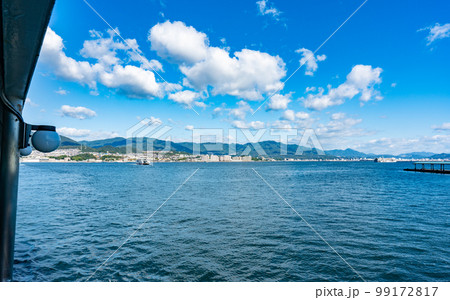 広島・フェリーから宮島を望む 99172817
