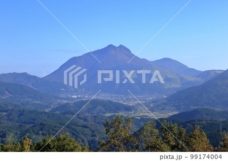 蛇越展望所から望む秋の由布岳と由布市 ( 11月 / 大分県 由布市 ) 蛇越展望所から望む秋の由布岳と由布市 ( 11月 / 大分県 由布市 ) 99174004