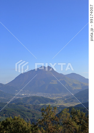蛇越展望所から望む秋の由布岳と由布市 ( 11月 / 大分県 由布市 ) 蛇越展望所から望む秋の由布岳と由布市 ( 11月 / 大分県 由布市 ) 99174007