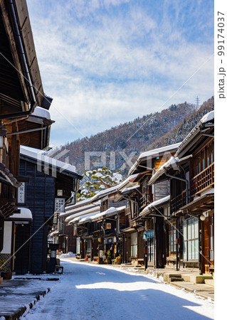 【長野県】冬の奈良井宿・雪景色の古い町並み 99174037