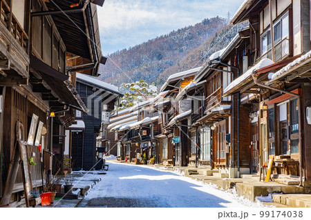 【長野県】冬の奈良井宿・雪景色の古い町並み 99174038