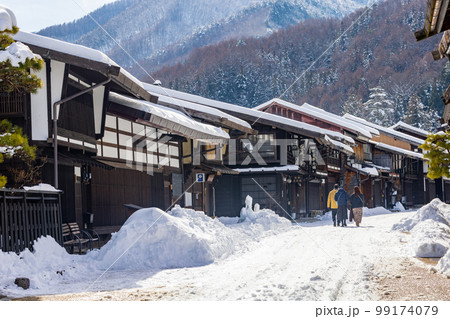 【長野県】冬の奈良井宿・雪景色の古い町並み 99174079