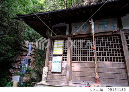 高座の滝とお堂 六甲山(兵庫・芦屋) 高座の滝とお堂 六甲山(兵庫・芦屋) 99174186