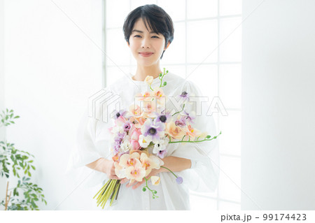 花束を持つ女性 花束を持つ女性 99174423