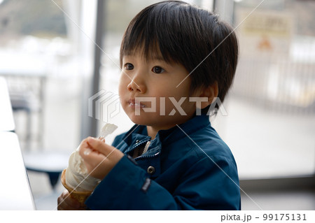 ソフトクリームを食べる男の子 ソフトクリームを食べる男の子 99175131