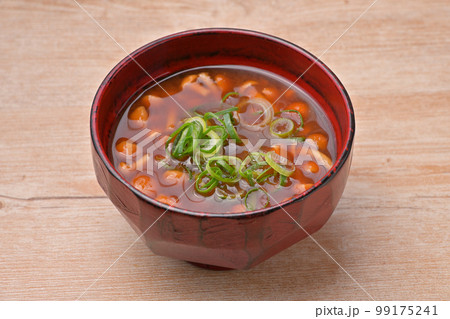 なめこの味噌汁、ナメコのみそ汁。お味噌汁、赤だし味噌。 なめこの味噌汁、ナメコのみそ汁。お味噌汁、赤だし味噌。 99175241
