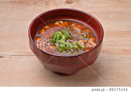 なめこの味噌汁、ナメコのみそ汁。お味噌汁、赤だし味噌。 なめこの味噌汁、ナメコのみそ汁。お味噌汁、赤だし味噌。 99175243