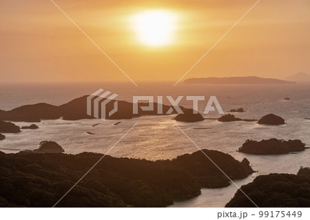 長崎県某所　夕日に輝く穏やかな海 99175449