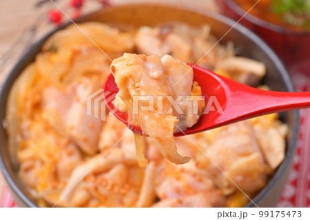 親子丼、鶏もも肉の卵とじ、丼もの。 99175473