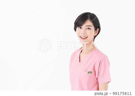 看護師の若い女性 99175611