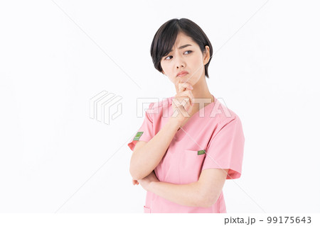 看護師の若い女性 看護師の若い女性 99175643