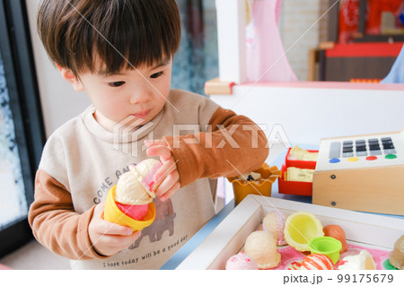 おままごと遊びをする男の子 99175679