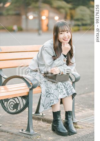 紅葉女性ポートレート 99176258