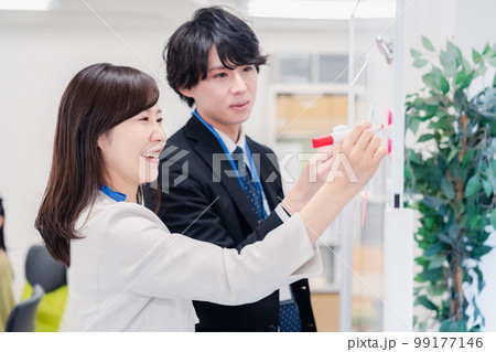 ホワイトボードでアイデアの整理をするビジネスパーソン 99177146