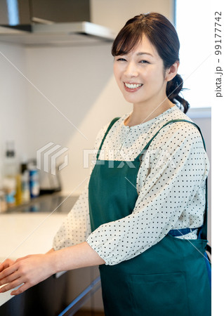 エプロンをした主婦 99177742