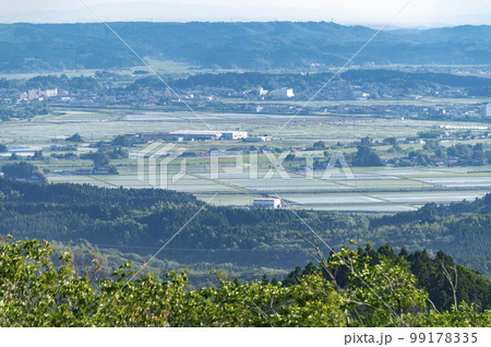郊外の田園風景 99178335