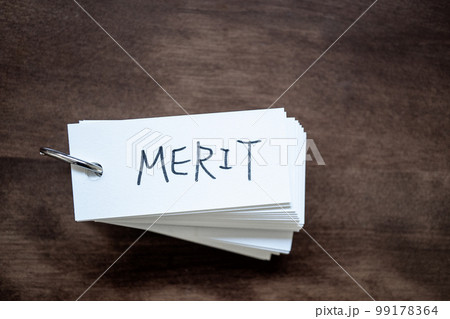 テーブルの上に置かれた単語カード 「MERIT」の文字 テーブルの上に置かれた単語カード 「MERIT」の文字 99178364