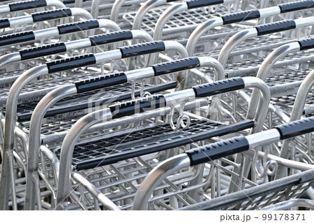 スーパーマーケットのカート置き場 99178371