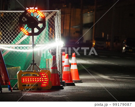 夜の工事現場 99179087