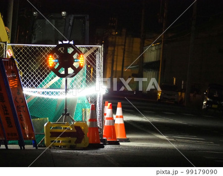夜の工事現場 99179090