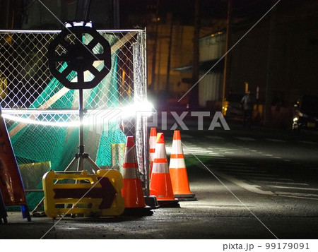 夜の工事現場 99179091