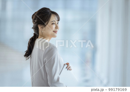 30代のビジネスウーマン ポートレート 30代のビジネスウーマン ポートレート 99179169