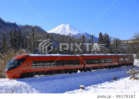 雪景色の富士山と富士山ビュー特急 99179187