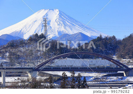 雪景色の山梨実験線とリニアモーターカー 99179282