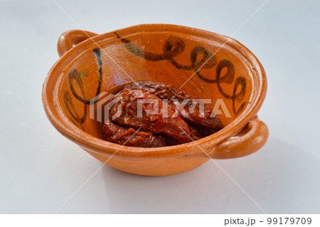 メキシコ料理のチレ・チポトレ (アドボソース漬け) 99179709