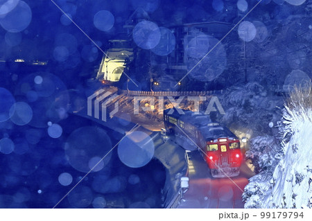 雪降る冬の氷見線(走り去る列車を後方から撮影) 雪降る冬の氷見線(走り去る列車を後方から撮影) 99179794